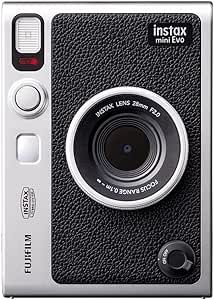 写真現像ができるチェキを紹介します。撮った写真をその場で印刷したり、スマホに送って後で現像したりでき